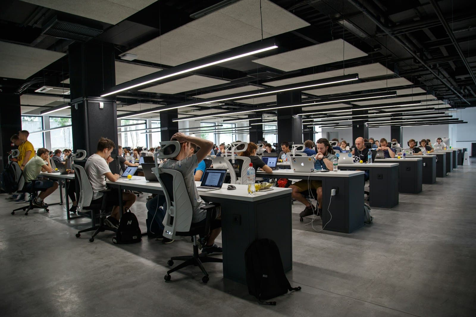 INOMIC Team bei der Arbeit im modernen Office