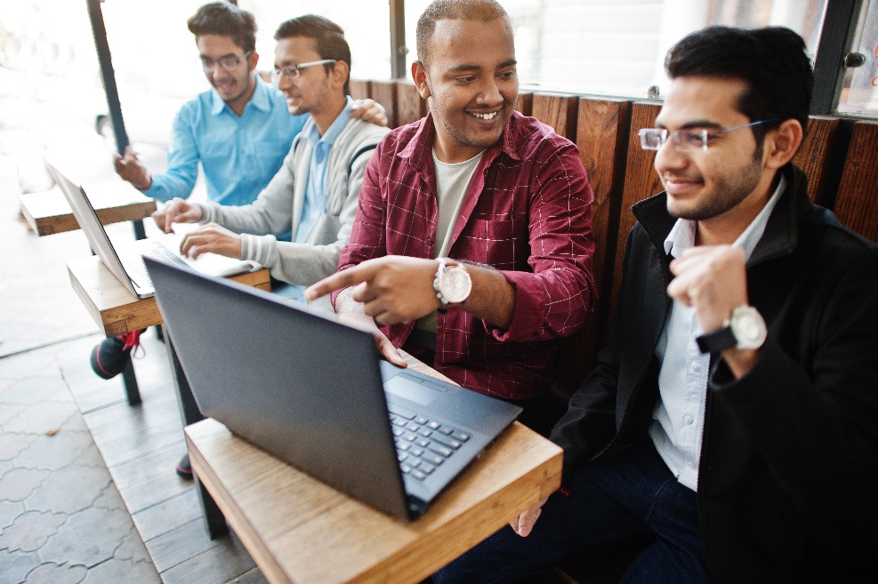 INOMIC Team bei der Zusammenarbeit